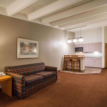 Comfort Inn & Suites Madison - Airport Esterno foto