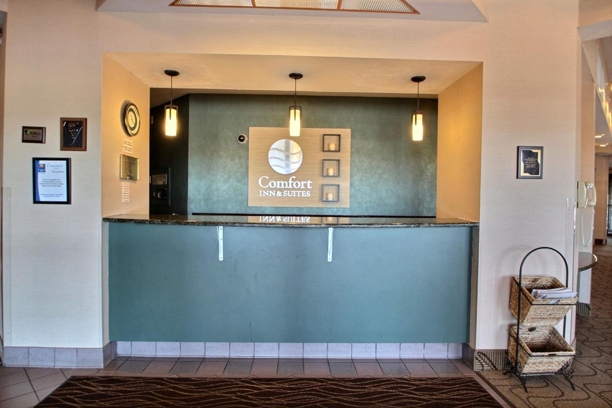 Comfort Inn & Suites Madison - Airport Esterno foto