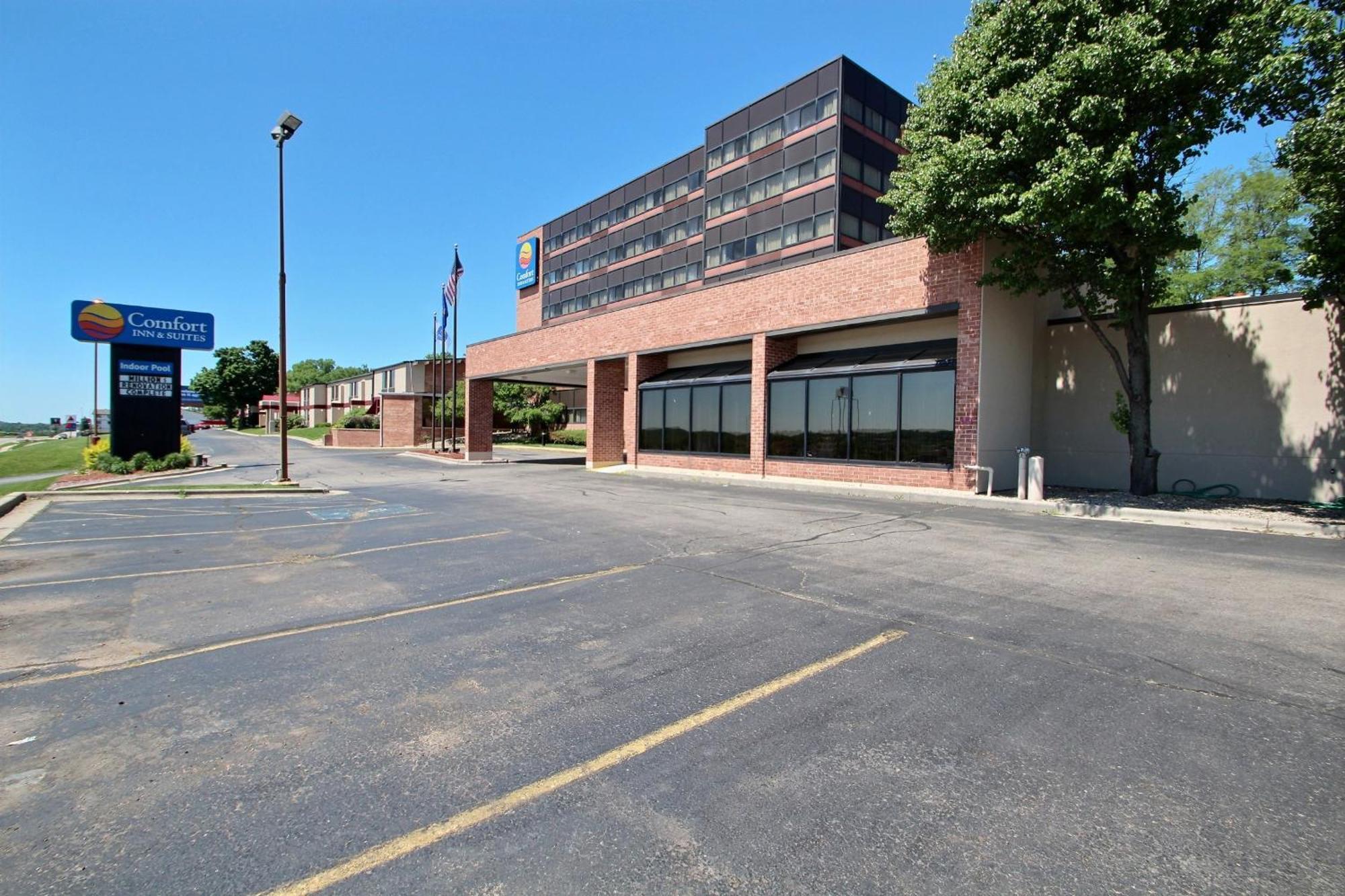 Comfort Inn & Suites Madison - Airport Esterno foto