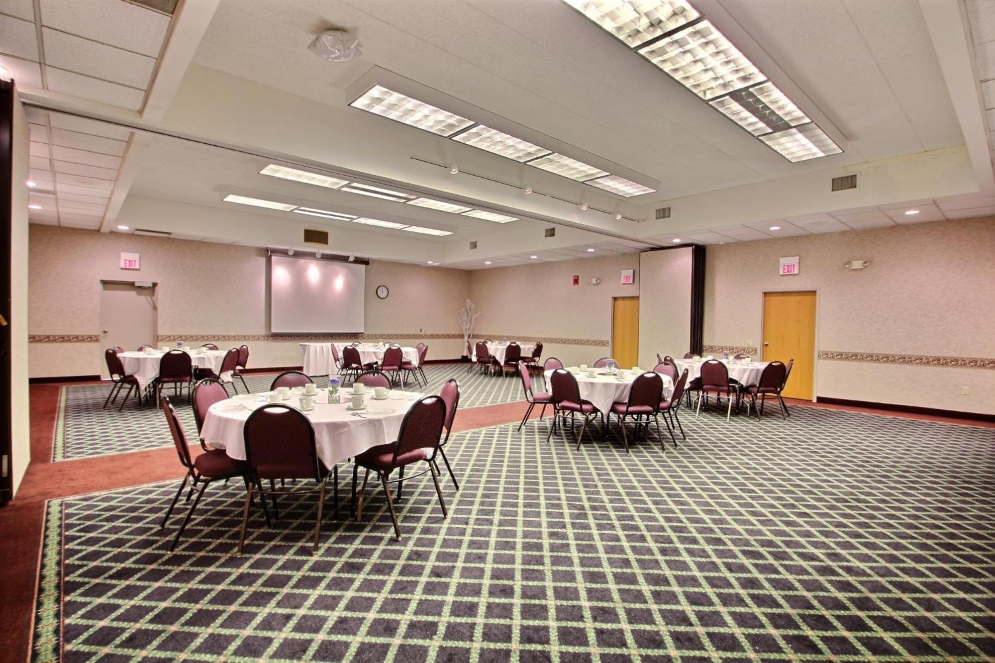 Comfort Inn & Suites Madison - Airport Esterno foto