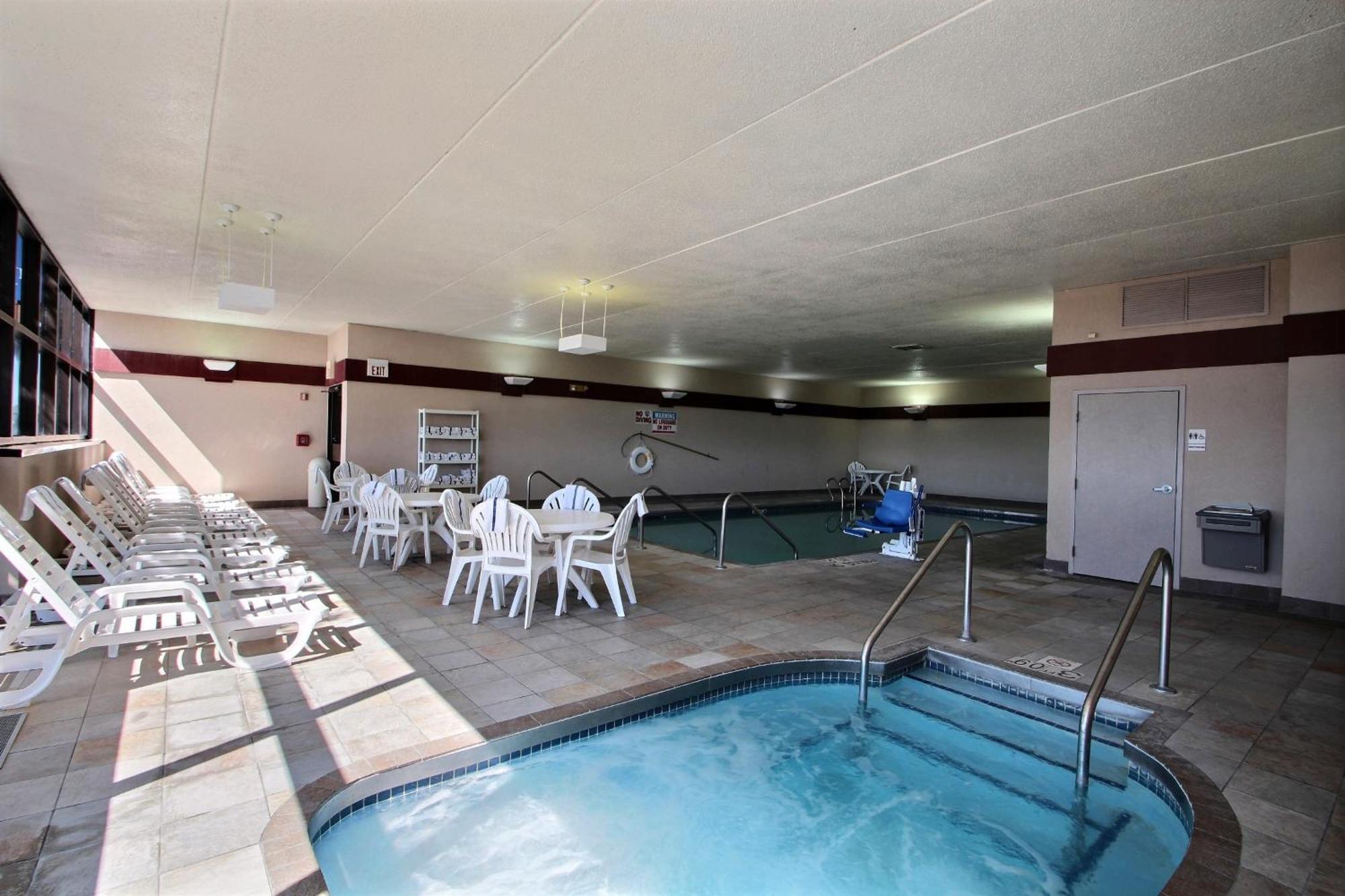 Comfort Inn & Suites Madison - Airport Esterno foto