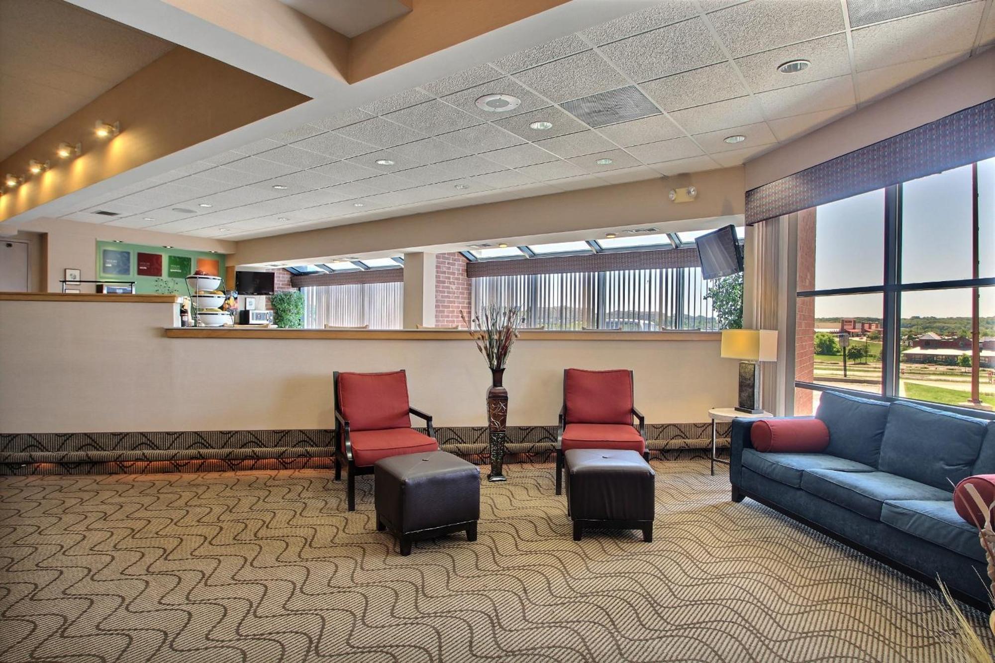Comfort Inn & Suites Madison - Airport Esterno foto
