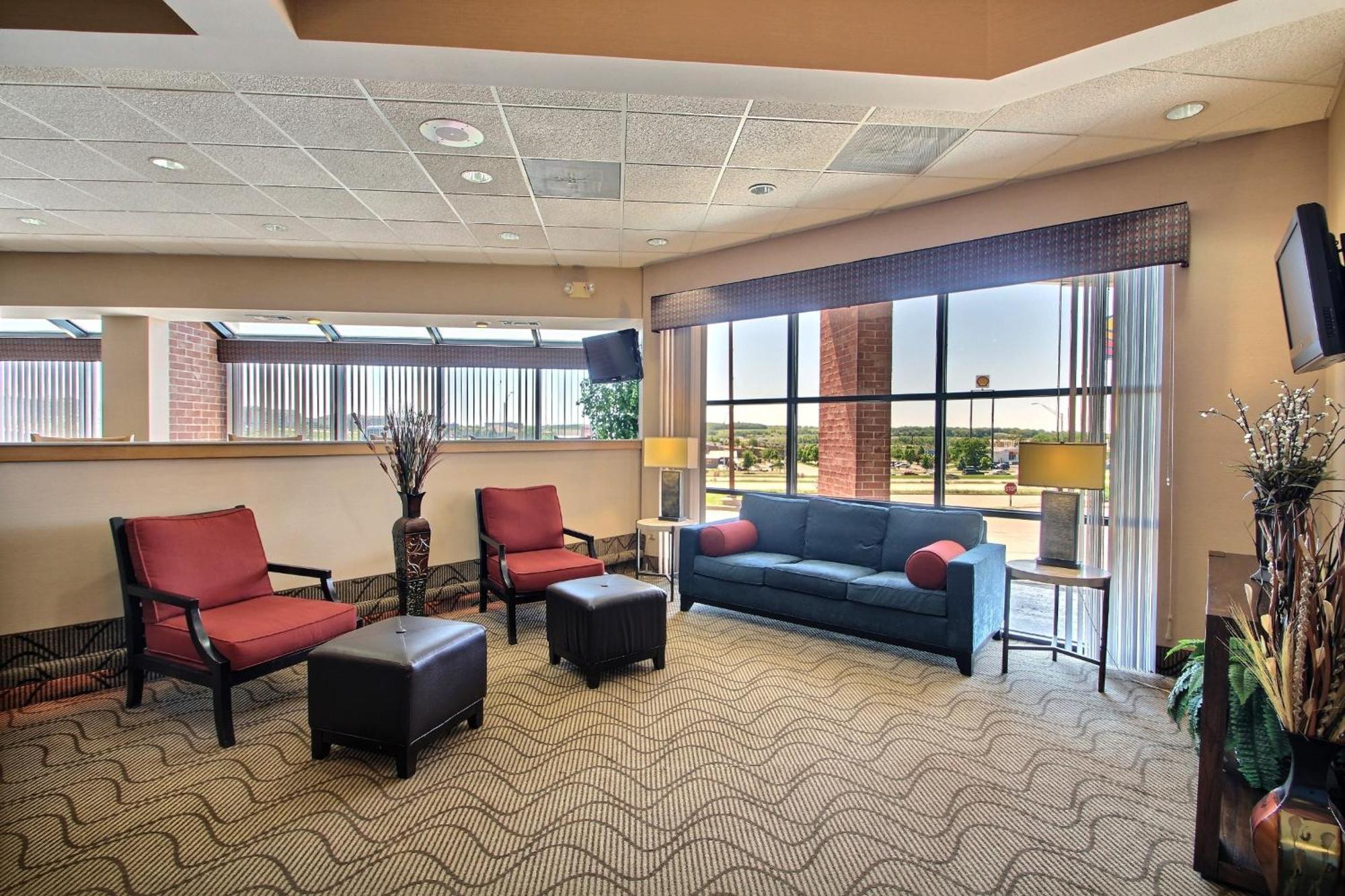 Comfort Inn & Suites Madison - Airport Esterno foto