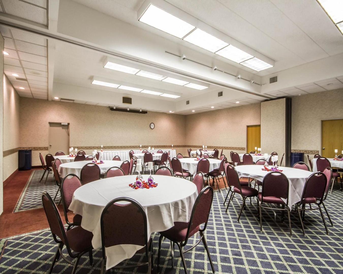 Comfort Inn & Suites Madison - Airport Esterno foto