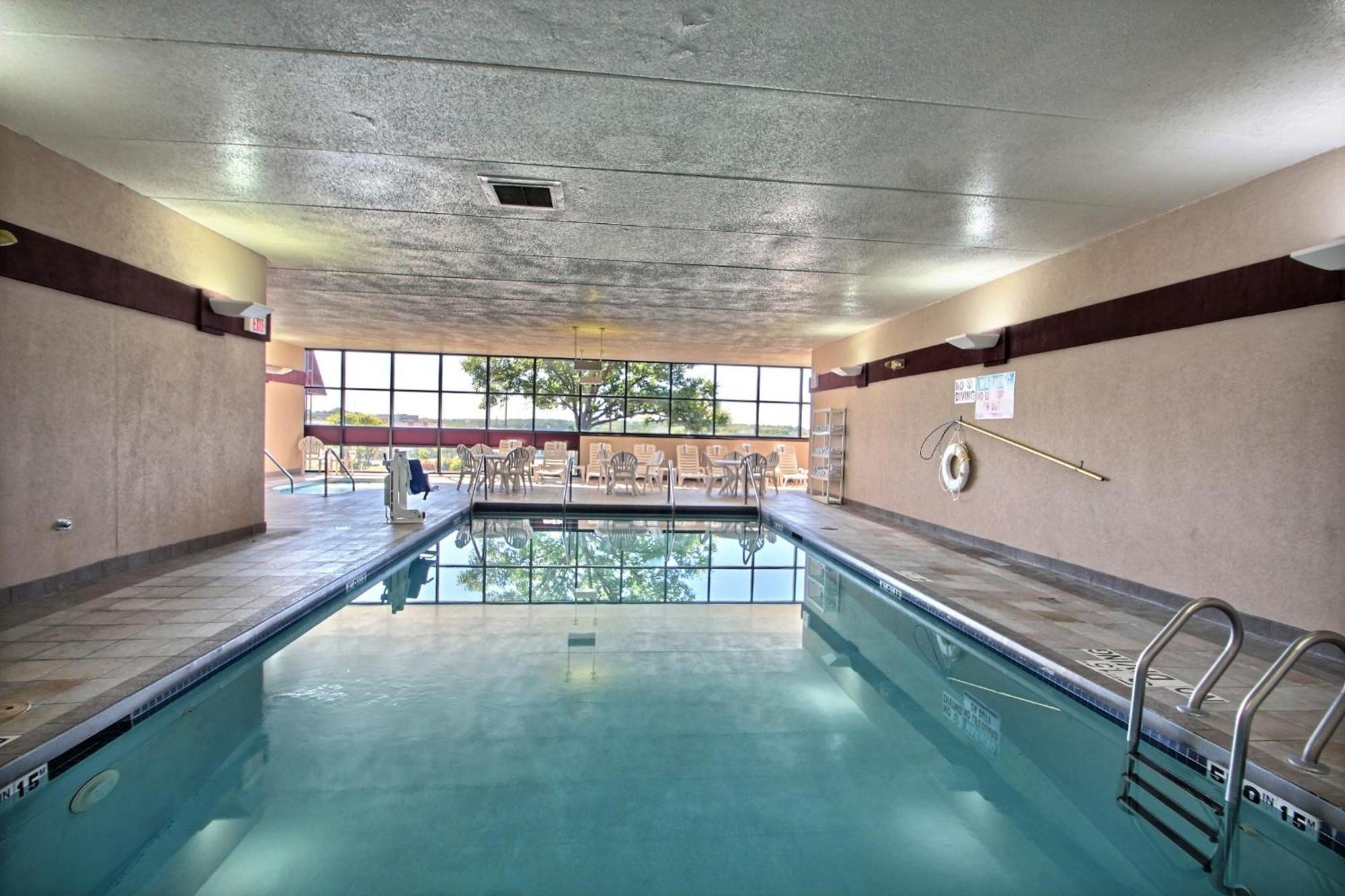 Comfort Inn & Suites Madison - Airport Esterno foto