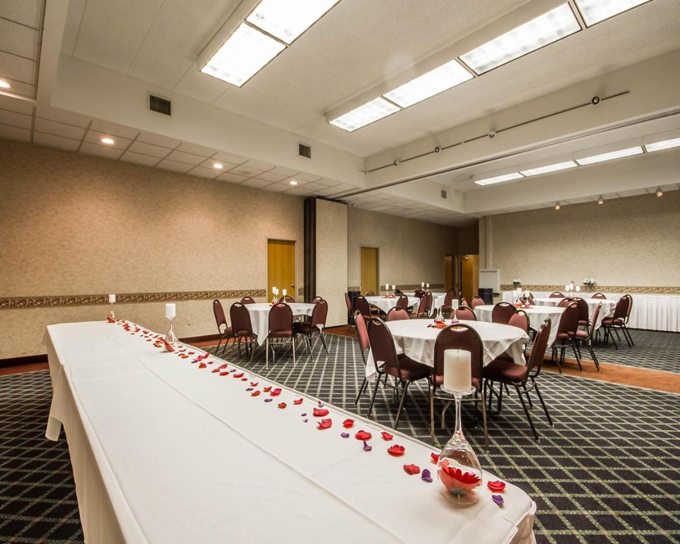 Comfort Inn & Suites Madison - Airport Esterno foto