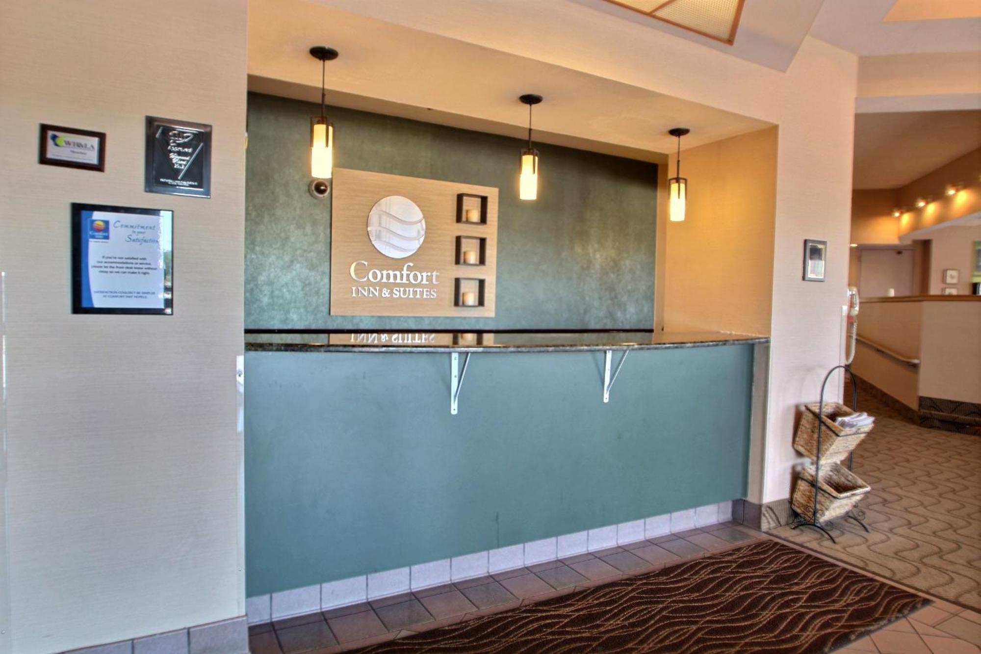 Comfort Inn & Suites Madison - Airport Esterno foto