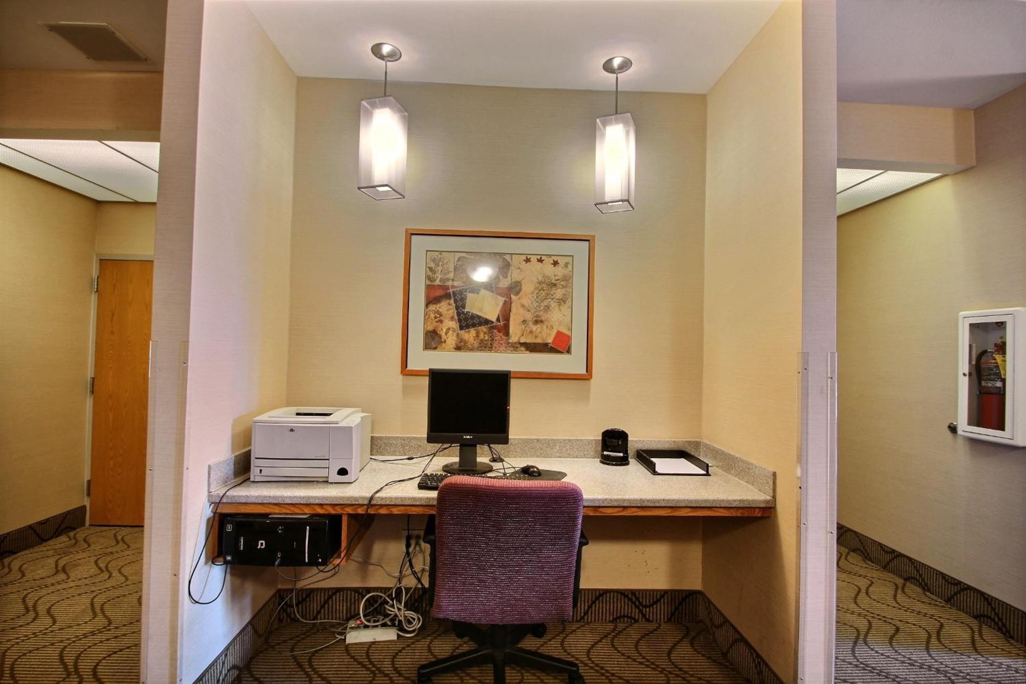 Comfort Inn & Suites Madison - Airport Esterno foto