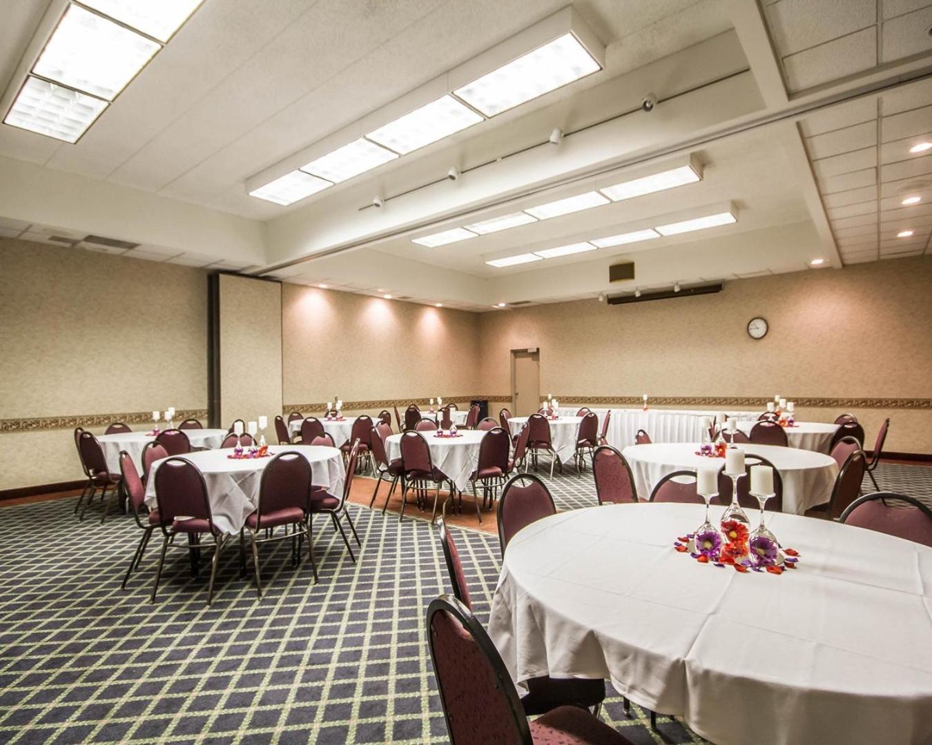 Comfort Inn & Suites Madison - Airport Esterno foto