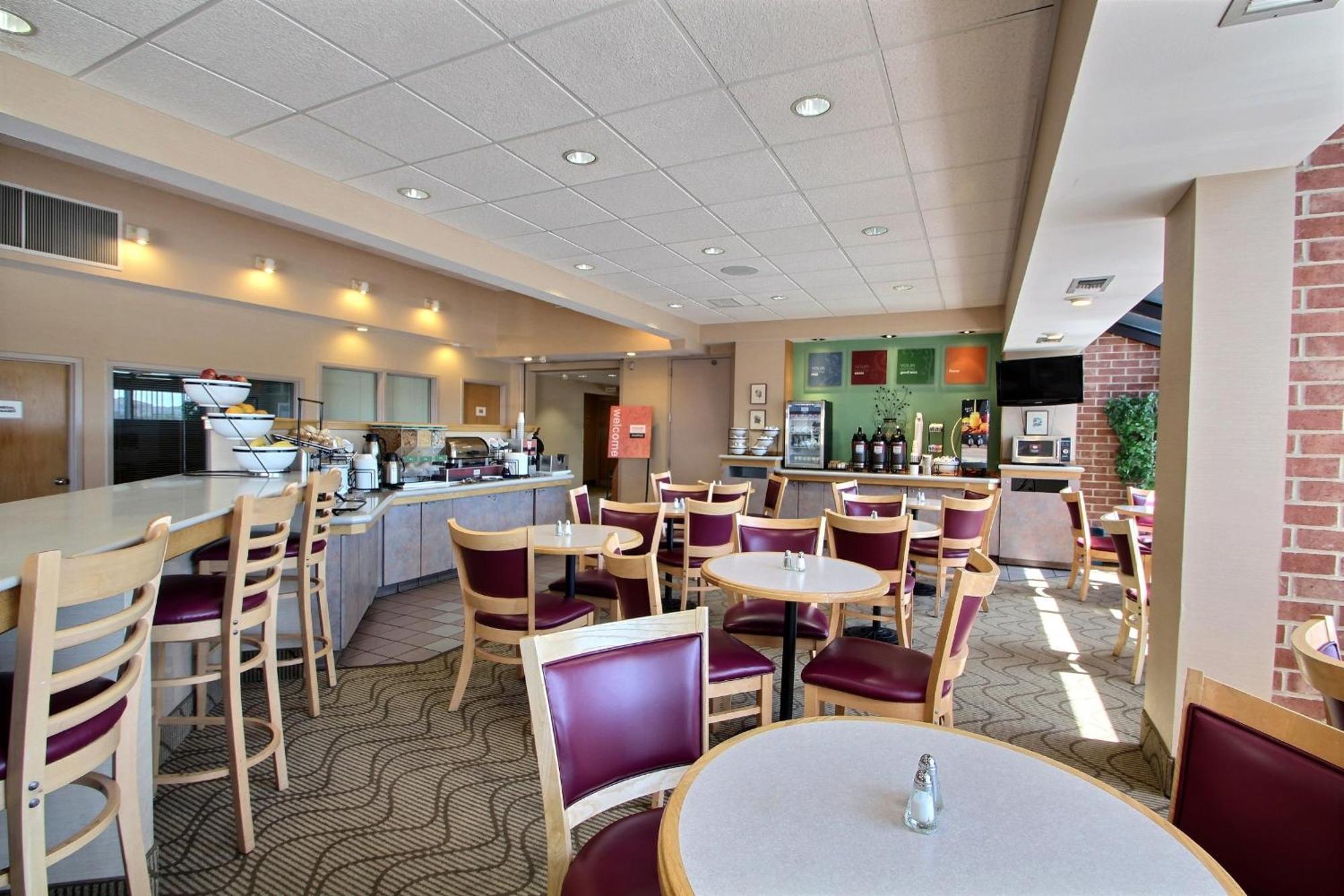 Comfort Inn & Suites Madison - Airport Esterno foto