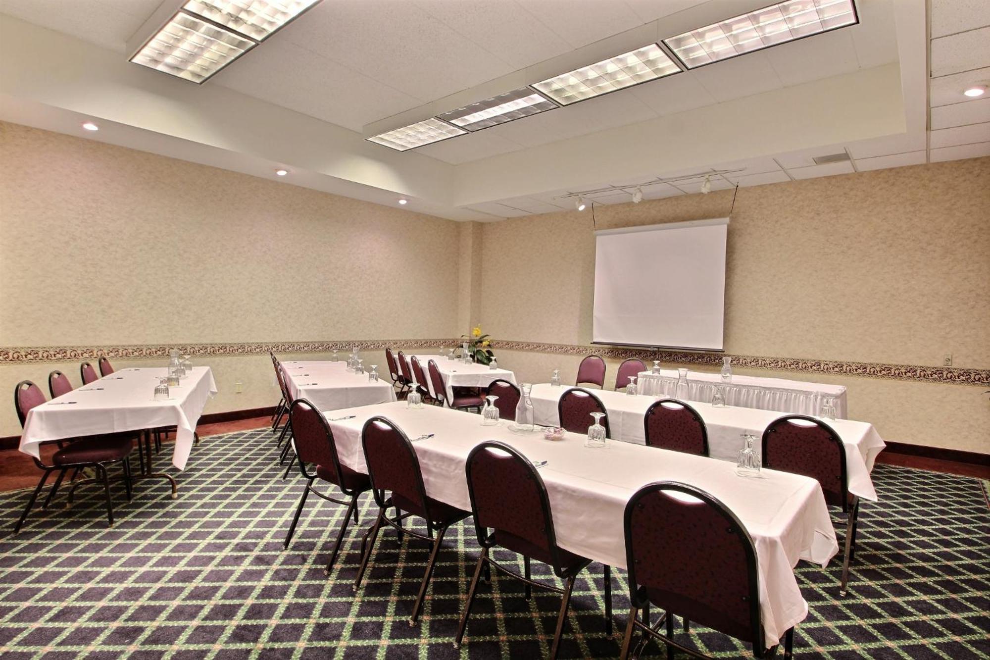 Comfort Inn & Suites Madison - Airport Esterno foto