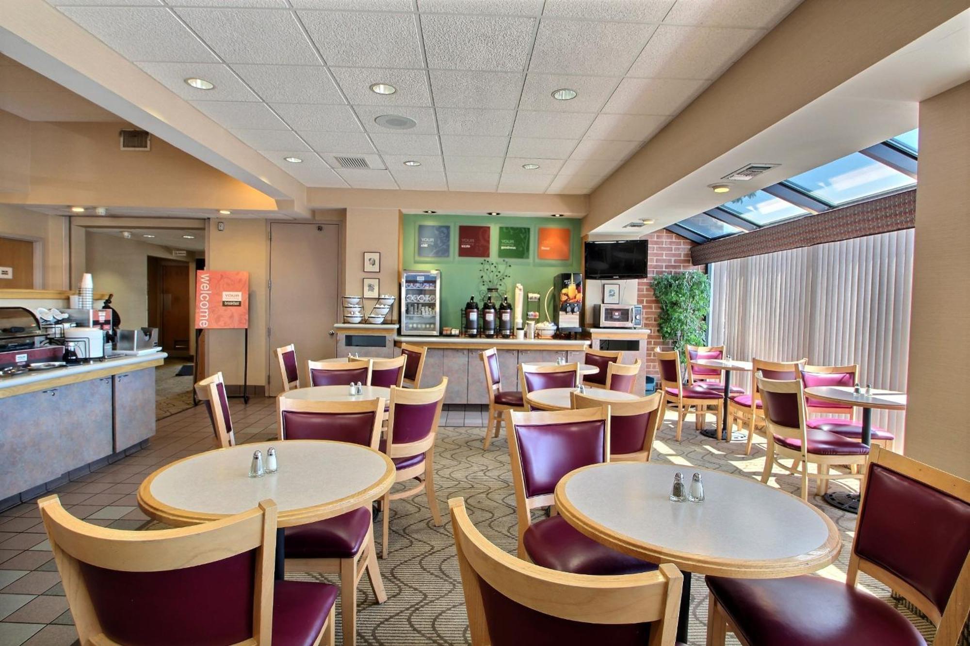 Comfort Inn & Suites Madison - Airport Esterno foto