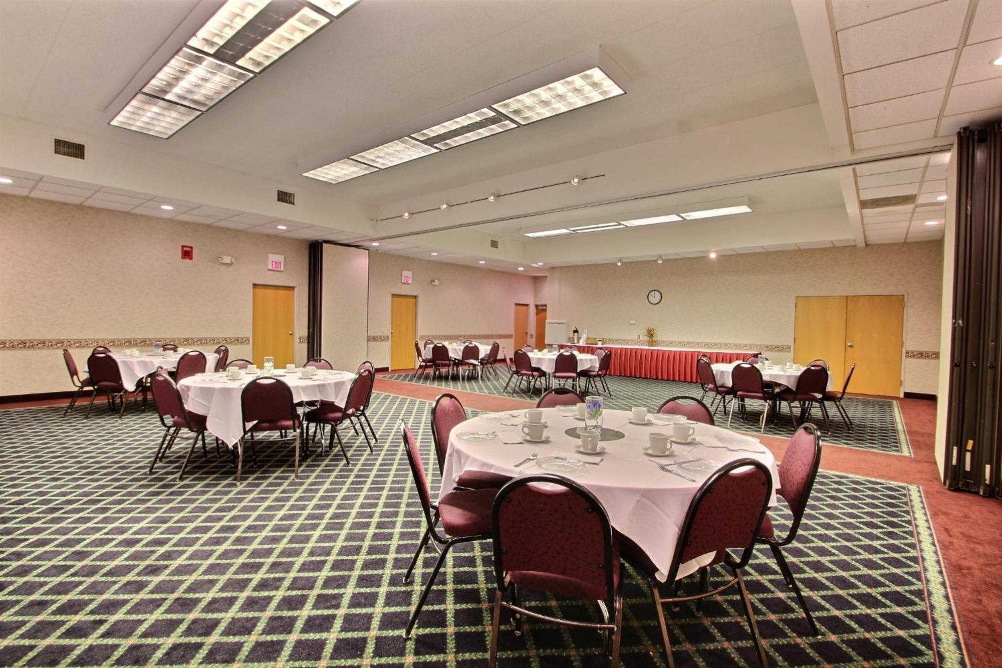 Comfort Inn & Suites Madison - Airport Esterno foto