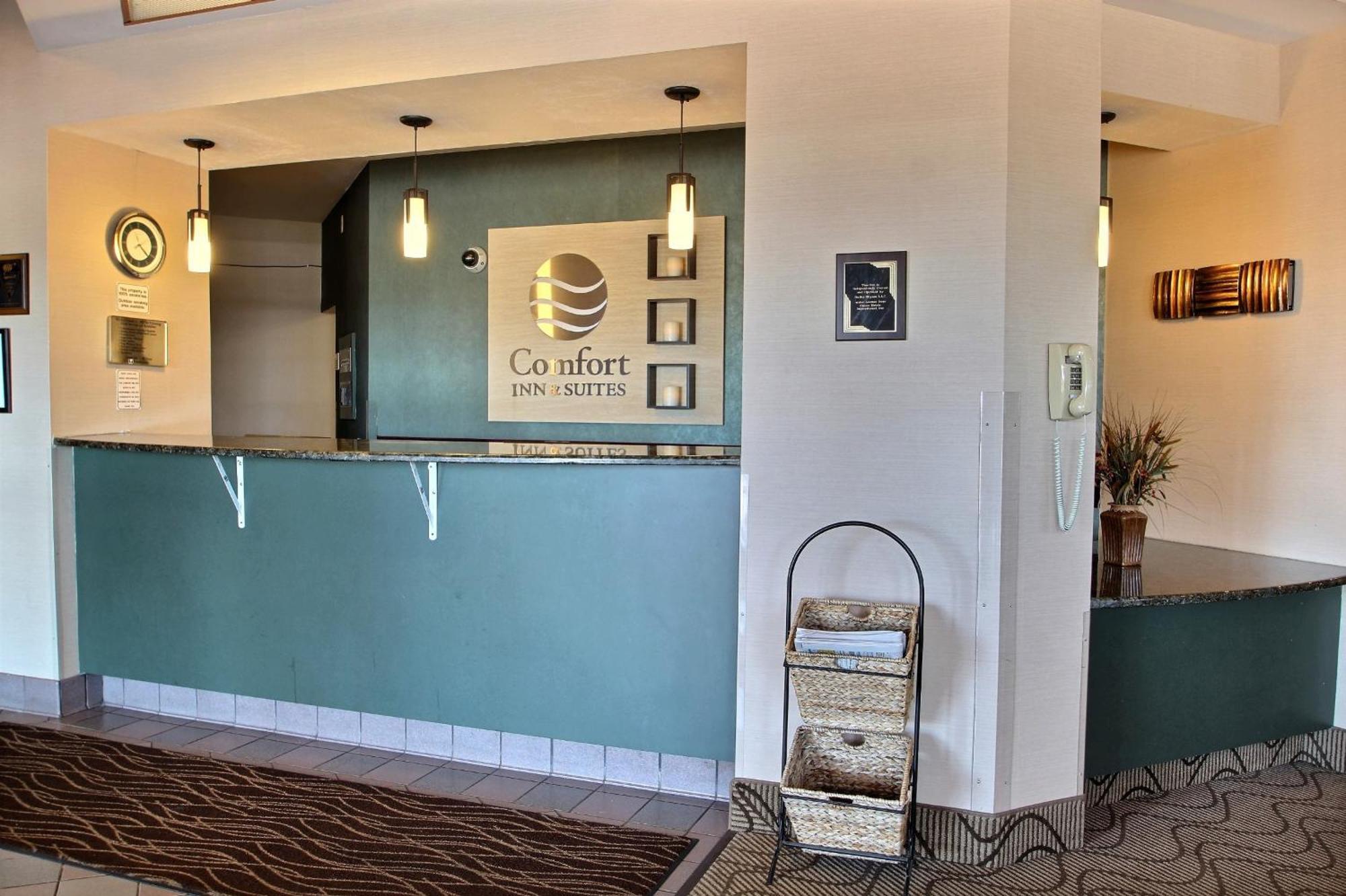 Comfort Inn & Suites Madison - Airport Esterno foto