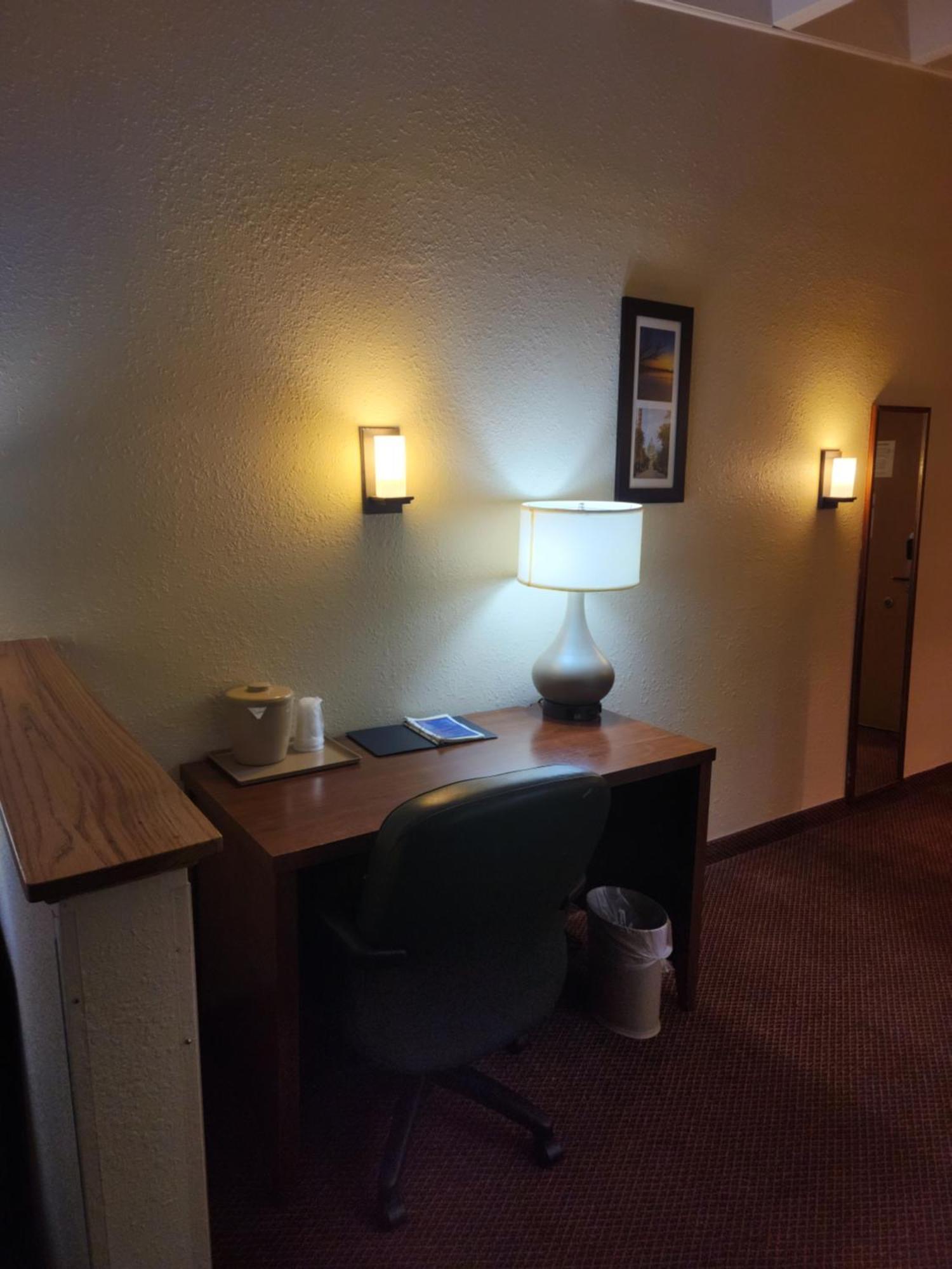 Comfort Inn & Suites Madison - Airport Esterno foto