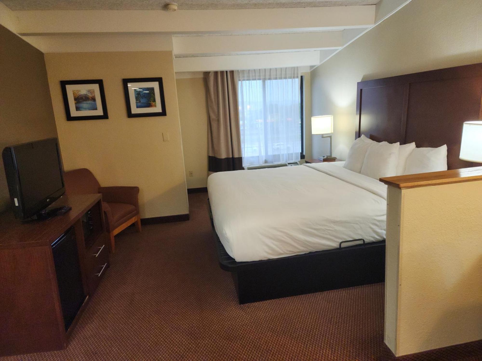 Comfort Inn & Suites Madison - Airport Esterno foto