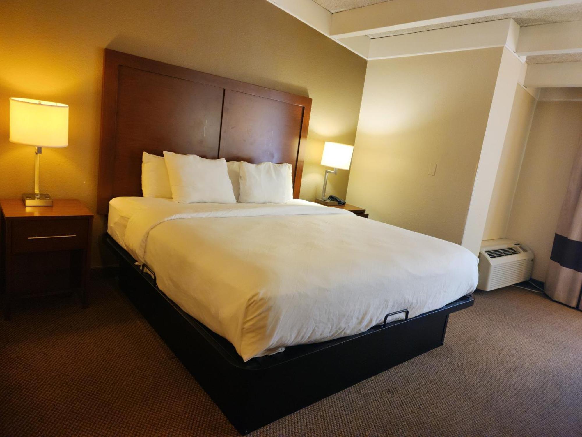 Comfort Inn & Suites Madison - Airport Esterno foto