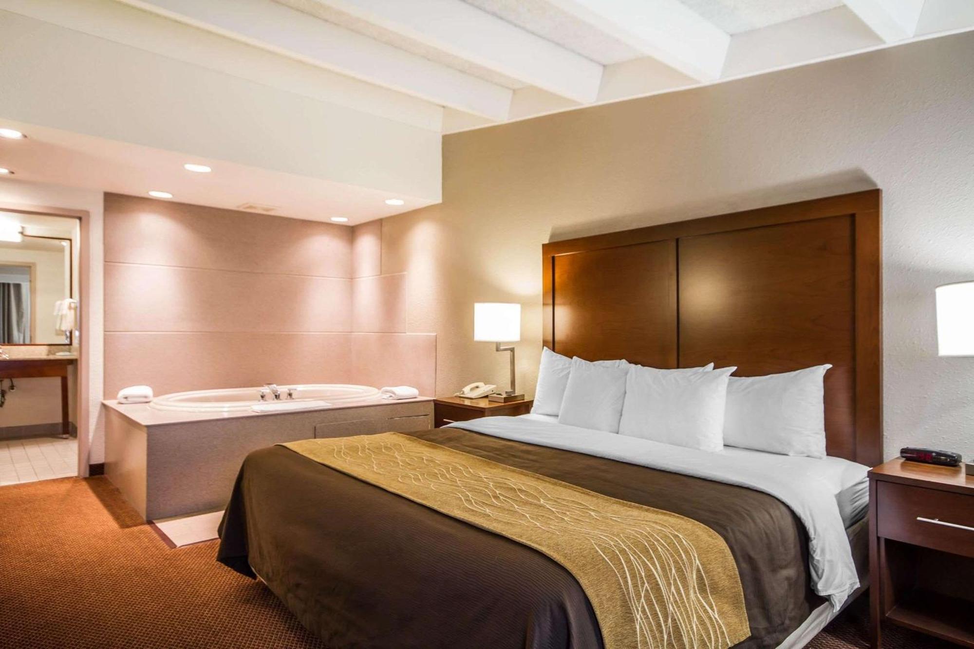 Comfort Inn & Suites Madison - Airport Esterno foto