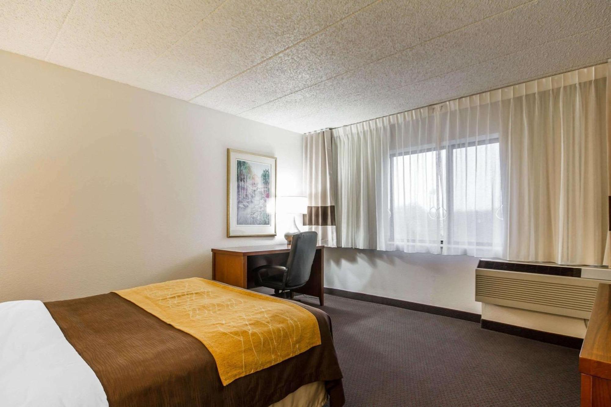 Comfort Inn & Suites Madison - Airport Esterno foto