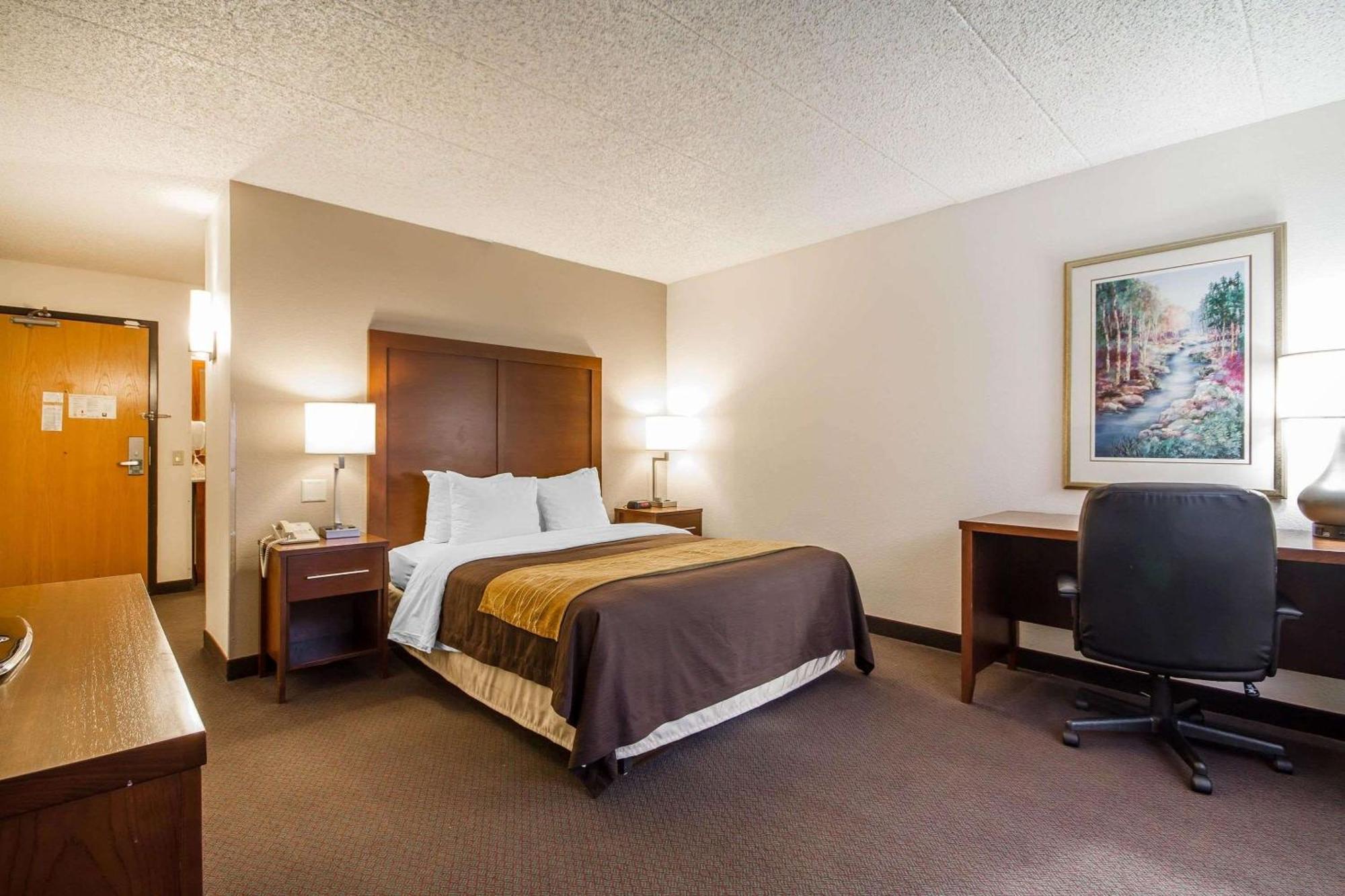 Comfort Inn & Suites Madison - Airport Esterno foto
