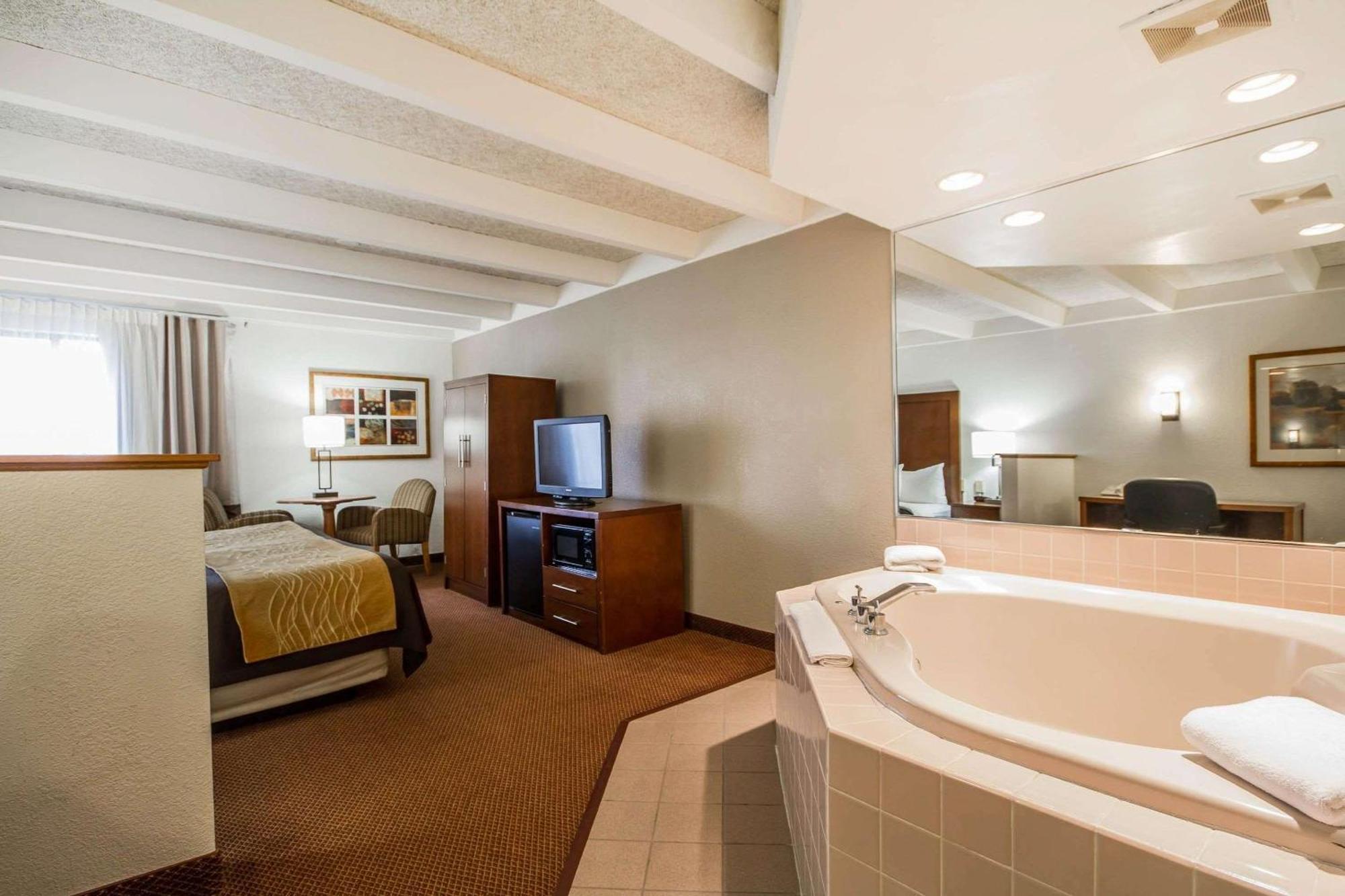 Comfort Inn & Suites Madison - Airport Esterno foto
