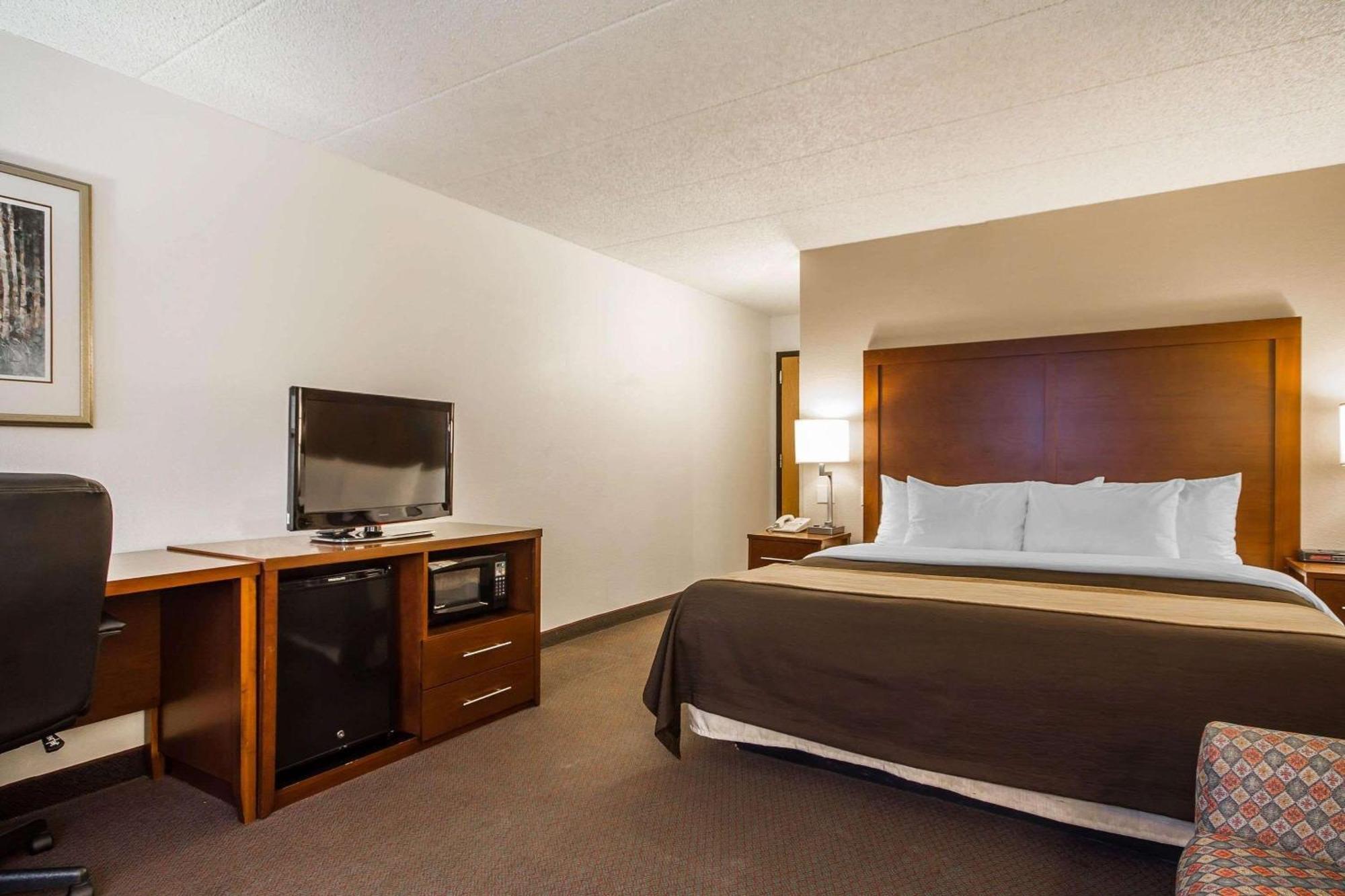 Comfort Inn & Suites Madison - Airport Esterno foto