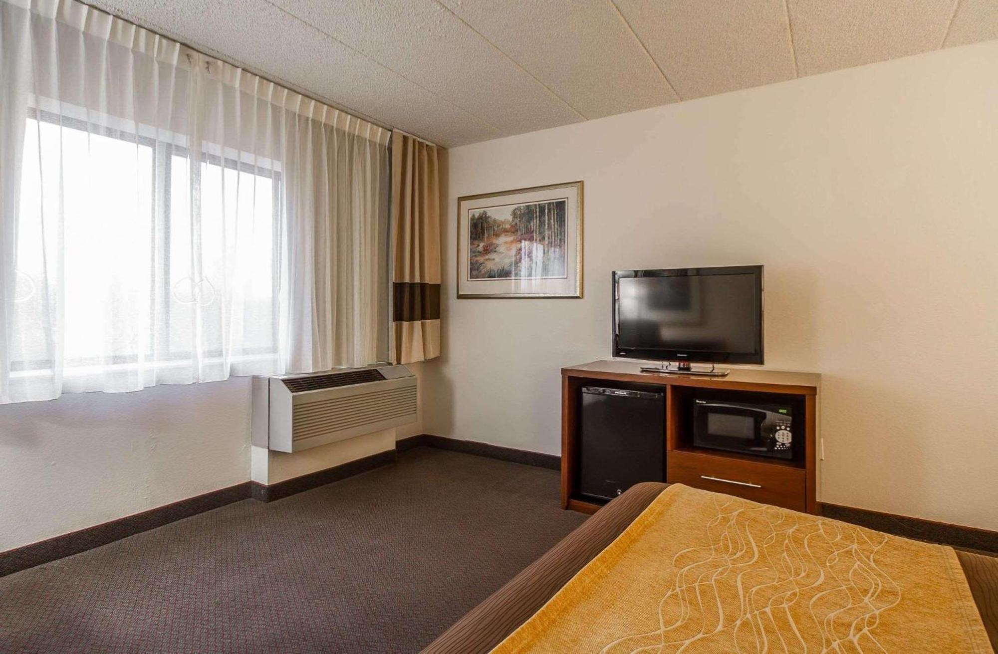 Comfort Inn & Suites Madison - Airport Esterno foto