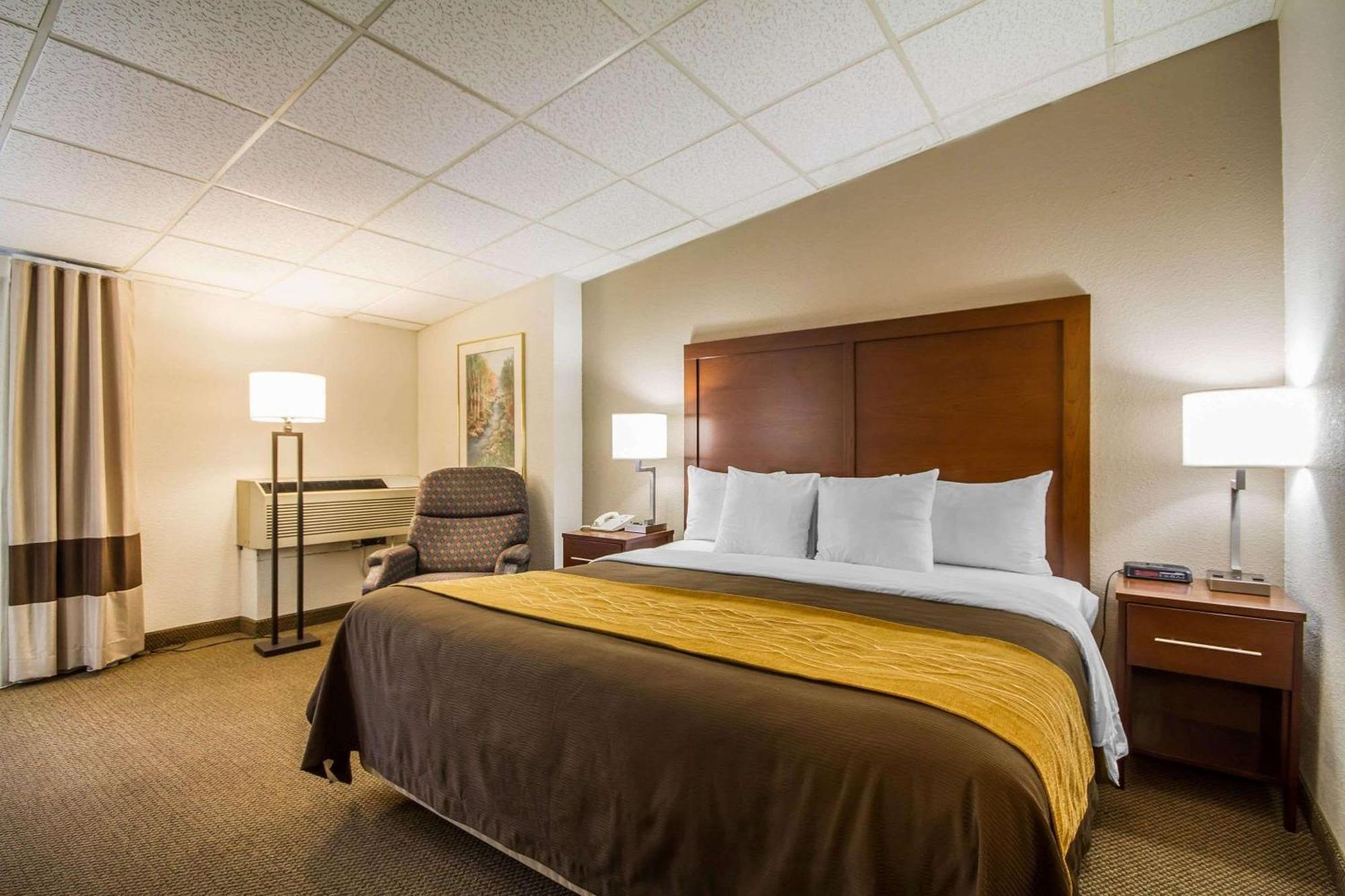 Comfort Inn & Suites Madison - Airport Esterno foto